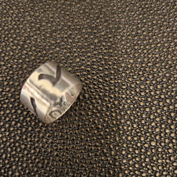NEW STERLING SILVER BAND RING ENGRAVED WITH BLACK OCEAN WAVE LINES -WOMEN SIZE 4 - Picture 9 of 11